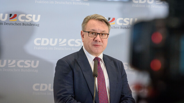 Dr. Georg Nüßlein, stellvertretender Fraktionsvorsitzender der Unionsfraktion, fordert, dass als Reaktion auf die Coronakrise exklusive Arzneimittel-Rabattverträge verboten werden. ( c / Foto: imago images / Thiel)
