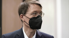 Bundesgesundheitsminister Karl Lauterbach rechnet damit, dass die ersten Dosen von Nuvaxoxid ab dem 21. Februar zur Verfügung stehen. (Foto: IMAGO / Political-Moments)