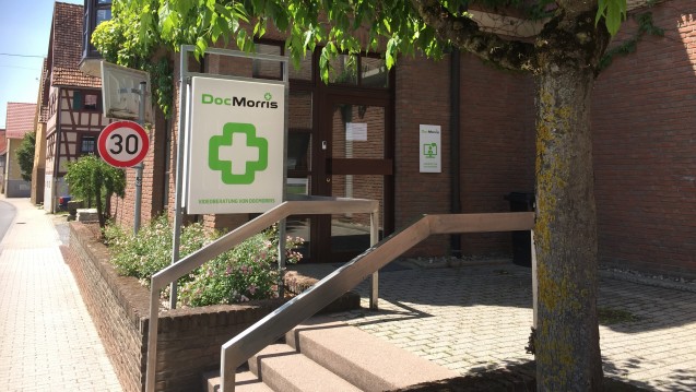 Streit um den Abgabeautomaten von DocMorris: In Hüffenhardt sind die beiden Bürgermeisterkandidaten Walter Neff und Armin Hagendorn unterschiedlicher Meinung was den Arzneimittel-Automaten betrifft. (Foto: diz)