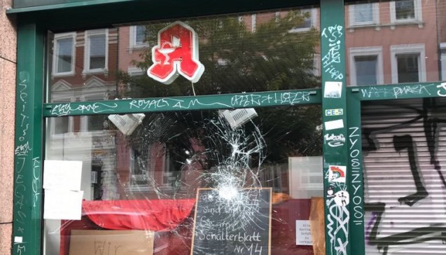 Vermutlich mit einem Stein wurde das Schaufenster der Apotheke zertrümmert. (Foto: privat)