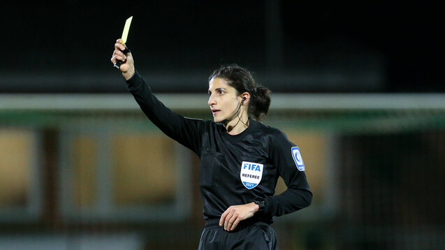 Neben ihrer Tätigkeit als Apothekerin pfeift Riem Hussein auch auf dem Fußballplatz als DFB- und Fifa-Schiedsrichterin. (x / Foto: IMAGO / foto2press)