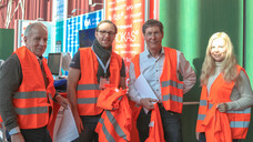 Gunter Greiner, Alexander Fischer, Gregor
Nelles und Lilie Fischer verteilten rote Warnwesten an die Teilnehmer des
Pharmacon in Schladming (von links nach rechts). (j/Foto: DAZ)