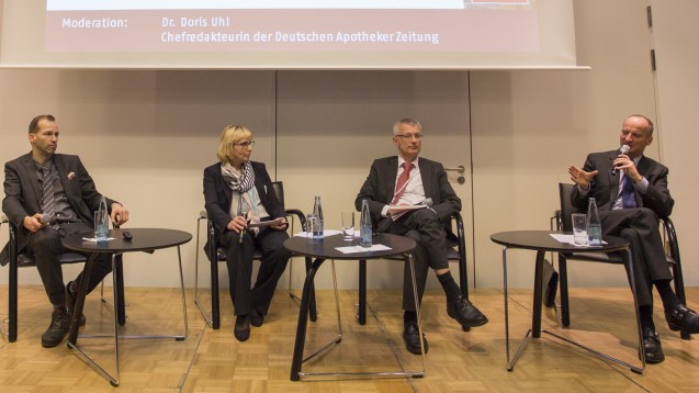 Apotheker Olaf Rose, DAZ-Chefredakteurin Doris Uhl, Professor Ulrich Jaehde und Friedemann Schmidt diskutieren, wie das Medikationsmanagement am besten zu etablieren ist. (Foto: Schelbert/DAZ)