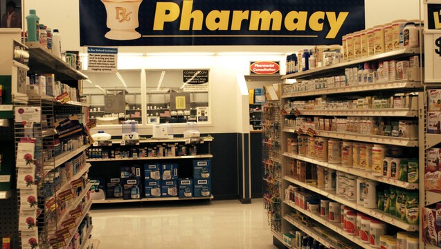 In Geschäften wie diesen verkauft der US-Konzern Walmart nicht nur Arzneimittel, sondern auch Homöopathika. Darüber beschwert sich nun eine Bildungsorganisation. (Foto: Imago images / photothek)