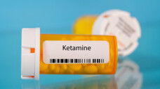 Ketamin in Tabletten-Form? Neben Rezeptur-Nasensprays aus der Apotheke warnt die US-amerikanische Arzneimittelbehörde auch vor oralem Ketamin für die Einnahme zu Hause. (Symbolbild: luchschenF / AdobeStock)