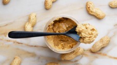Eine Allergie gegen Erdnüsse kann die alltägliche Lebensqualität der Betroffenen stark beeinflussen, da in vielen Produkten Spuren der Hülsenfrüchte enthalten sein können. (Foto: Corleto Peanut buttercorleto / unsplash)