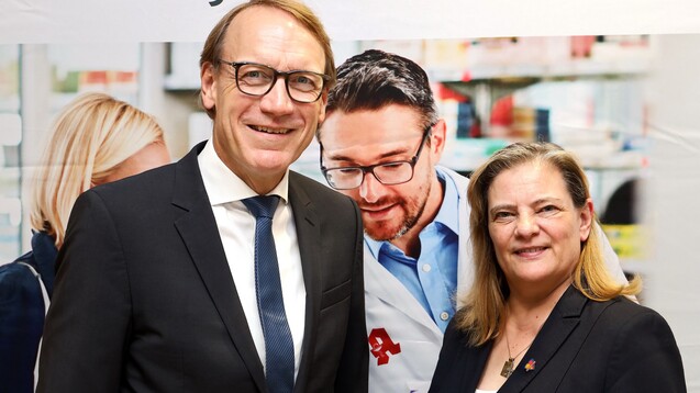 Die BMG-Staatssekretärin Sabine Weiss (CDU) und AVNR-Chef Thomas Preis haben sich beim Sommerempfang des AVNR zum Apotheken-Stärkungsgesetz geäußert. (c / Foto: AVNR)
