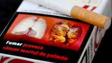 Eine spanischen Zigarettenpackung zeigt eine Raucherlunge: Verfaulte Zähne oder Nahaufnahmen von Krebsgeschwüren - an den Anblick solcher Schockfotos müssen sich Raucher in der EU schon bald gewöhnen. (Foto: Martin Gerten / dpa)