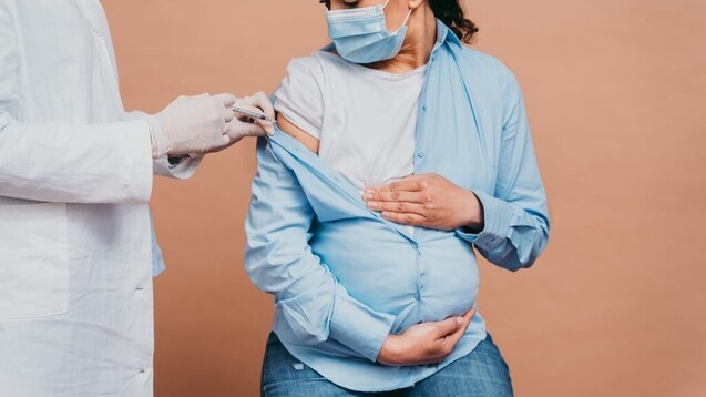 Für Schwangere ist eine Impfung gegen Grippe in diesem Herbst laut Experten besonders wichtig. (Foto:&nbsp;oneinchpunch / AdobeStock)