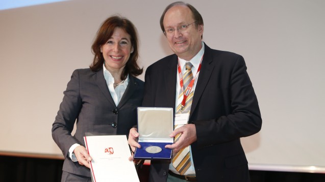 AKWL-Präsidentin Overwiening überreichte Professor Derendorf eine Medaille - und einen Toaster. (Foto: AKWL)