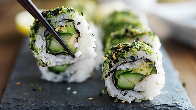 Laut der Weltgesundheitsorganisation müssen Veganer auf eine ausreichende Jodversorgung achten. Algen wie Nori-Algen, die bei der Zubereitung von Sushi verwendet werden, enthalten pro 100 g etwa 430 – 6.000 µg Jod. (x / Foto: Joshua Resnick / stock.adobe.com)