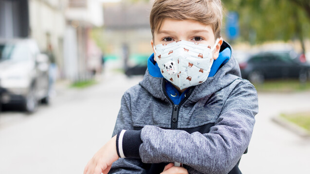 Das Bundesministerium für Arbeit und Soziales (BMAS) erklärt: Es sei von den Prüfvorgaben der EN 149 nicht ausgeschlossen, dass Masken hergestellt und geprüft werden, die im Bereich Infektionsschutz für Kinder und Jugendliche geeignet sind. (Foto: LumineImages / AdobeStock)