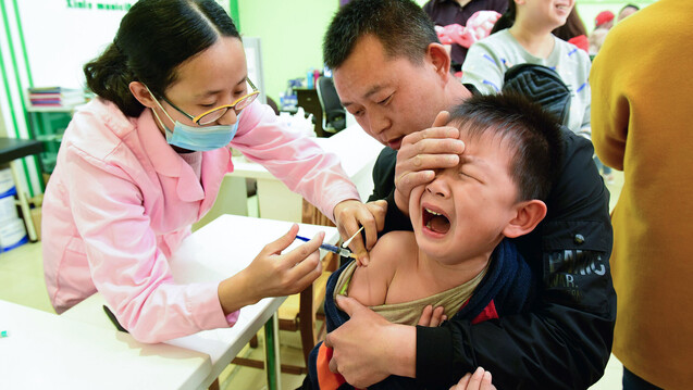 Ein Kind wird in einem „Disease-Control-Center“ in Shijiazhuang, im Norden Chinas, geimpft (Symbolbild). Anlässlich des neusten Impfstoff-Skandals in China sind vor allem die Eltern verunsichert. ( r / Foto: Pacific Press Agency / imago)