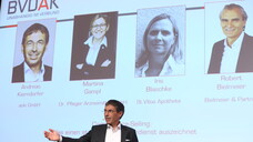 Andreas Kierndorfer diskutierte beim Kooperationsgipfel mit Martina Gampel, Iris Blaschke und Robert Bielmeier. (Foto: Melanie Löffler)