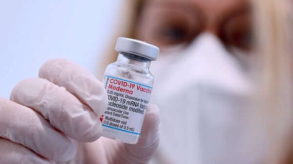 COVID-19-Impfstoff von Moderna – wann welche Dosis und für wen?