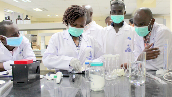 Pharmazeuten entdecken große Mengen gefälschte COVID-19-Arzneimittel in Afrika