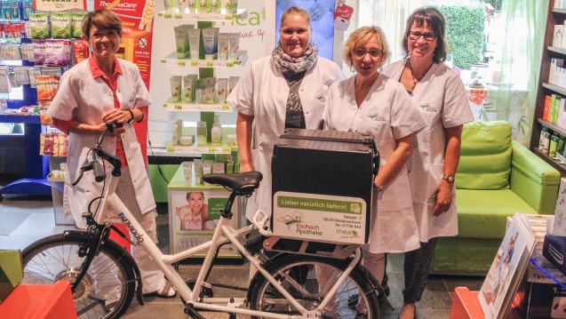 Neuer Botendienst: Apothekerin Susanne Wohlfarth (links) und ihr Team nutzen für Botendienste im Ort ab sofort das E-Bike. (Foto: Eschach-Apotheke)
