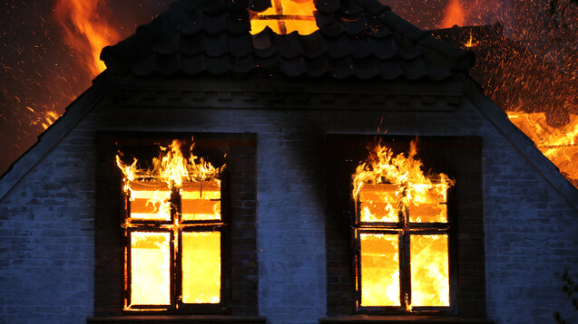 Feuer gelegt hat der Protagonist unserer heutigen Rätselfrage – Feuer gefangen manch ein Hobbykoch. (Foto: Maimento / AdobeStock)