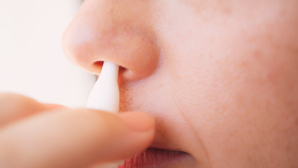 Nasen­tropfen und Nasensprays richtig anwenden