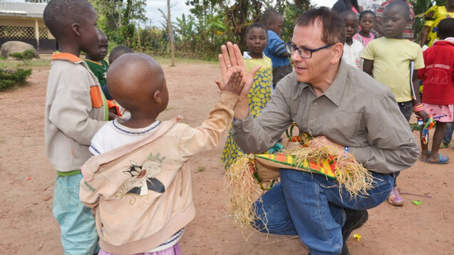 Apotheker Reinhard Eger plant die Gründung eines Vereins zur Afrika-Hilfe. Als Pilotprojekt soll zunächst in erster Linie ein Dorf im Hochland Westkameruns unterstützt werden. (m / Fotos: Reinhard Eger)