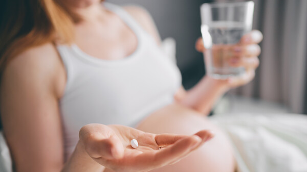 NSAR wie Ibuprofen in der Schwangerschaft – nur auf ärztlichen Rat einnehmen 