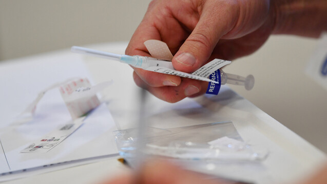 Derzeit werden weltweit 23 Impfstoffkandidaten gegen COVID-19 in klinischen Studien getestet. (c / Symbolfoto: imago images / AAP: Hier ist ein Impfstoff zu sehen, der am „Royal Adelaide Hospital“ in Australien getestet wird.)