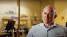 Apotheker Carsten Lambrich wirbt in einem Videoclip für die Arbeit in der öffentlichen Apotheke. (c / Screenshot: youtube)