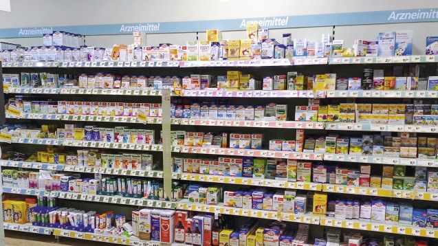 Verwirrspiel: Obwohl „Arzneimittel" darüber steht, befinden sich mitnichten nur Arzneimittel in diesem Regal (Foto: Angela Clausen / Verbraucherzentrale NRW)