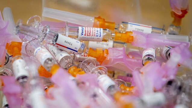 Die Vergütung der Apotheker bei Impfstoffen muss angepasst werden, fordert der AVNR. So kostet der Hochdosisgrippeimpfstoff Efluelda das Dreifache von standarddosierten und erhöht das finanzielle Risiko von Apothekern. (x / Foto: picture alliance / ANP | Sem van der Wal)