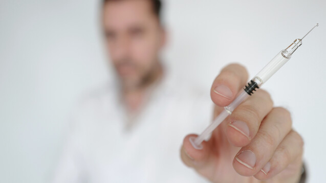 Zahnärzte finden, dass sie eher impfen könnten als Apotheker. (c / Foto: franz massard
                                        
                                                    /stock.adobe.com)
