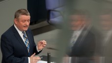 Keine Limo-Dose: Bundesgesundheitsminister Hermann Gröhe (CDU) kritisiert den Abgabeautomaten in Hüffenhardt von DocMorris. (Foto: dpa)