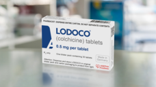Colchicin in Lodoco kommt zwar in den USA neu auf den Markt, ist aber offenbar „Made in Germany“. (Quelle: AGEPHA PHARMA | Voy_ager / AdobeStock | Montage: DAZ)
