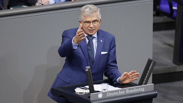 Andrew Ullmann (FDP) wirft Gesundheitsminister Jens Spahn (CDU) vor, bei Corona-Selbsttests auf die Bremse gedrückt zu haben. &nbsp;(Foto: IMAGO / Future Image)