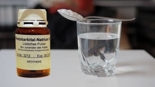 In der Schweiz gibt es weiterhin Diskussionen darum, ob sich Angehörige von Menschen, die Arzneimittel zum Sterben einnehmen, die Präparate aus der Apotheke abholen dürfen. (Foto: Imago)