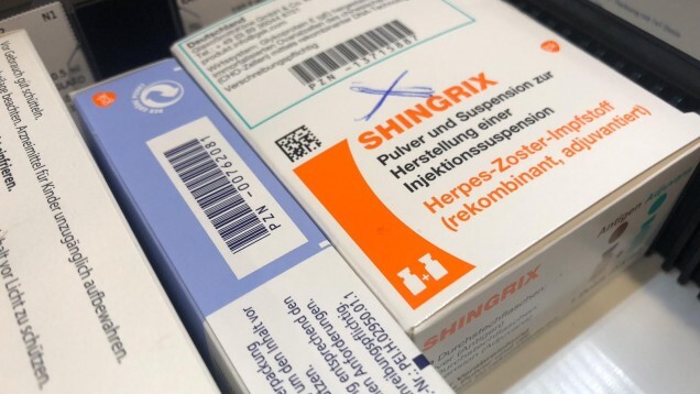 GSK meldet, dass die 1er-Packung Shingrix wieder verfügbar ist. Im Januar 2020 soll auch die 10er-Packung des Gürtelrose-Impfstoffes lieferbar sein. Die Lage bleibt aber wohl angespannt. (s / Foto: DAZ.online)
