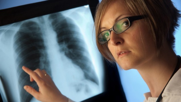 Apotheker und Ärzte luden gemeinsam zum Lungencheck. (Bild: pix4U/ Fotolia)