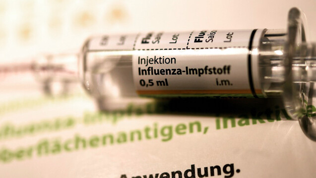 Laut dem Bayerischen Staatsministerium für Gesundheit und Pflege werden die zusätzlichen Grippeimpfstoffe in Bayern über die Apotheken ausgeliefert. (m / Foto: imago images / Laci Perenyi)