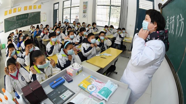 Eine chinesische Lehrerin klärt ihre Schüler in der Stadt Chuzhou über die Prävention von H7N9-Infektionen auf. (Foto: dpa)