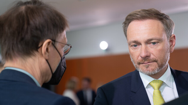 Wie einig sind sich Karl Lauterbach und Christian Lindner wirklich über das GKV-Spargesetz? (Foto: IMAGO / Political-Moments)