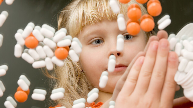 „Arzneimittel für Kinder unzugänglich aufbewahren“ reicht nicht: Evidenzbasierte Dosisanpassungen und kindgerechte Darreichungsformen, sowie Daten zu Nebenwirkungen sind gefragt. ( r / Foto: nikolych / stock.adobe.com)