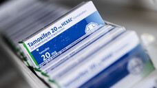 Tamoxifen-Arzneimittel mit deutscher Zulassung (voraussichtlich ab Mai 2022) sollen erst dem Markt zugeführt werden, wenn die importierten Arzneimittel aufgebraucht sind. (c / Foto: picture alliance/dpa | Hannibal Hanschke)