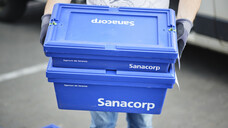 Auch Sanacorp will auf den hohen Spritpreisen nicht allein sitzen bleiben und bittet die Apotheken zur Kasse. &nbsp;(s / Foto: Sanacorp)