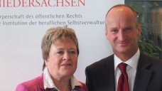 ABDA-Präsident Schmidt (mit Gastgeberin Magdalene Linz) stellte auf dem Niedersächsischen Apothekertag seinen persönlichen Vorschlag zum künftigen Apothekerhonorar vor. (Foto: wes)