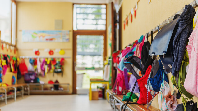 Wie steht es um die Kinderbetreuung in Zeiten der Corona-Pandemie? Lassen sich Apotheke und Kinder wieder besser unter einen Hut bringen? (Foto: annanahabed / stock.adobe.com)
