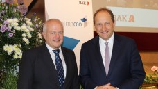 BAK-Präsident Kiefer (links) kann die Aufregung mancher Apotheker um die Einladung von FDP-Politiker Alexander Graf Lambsdorff nicht nachvollziehen. (Foto: ck / DAZ)