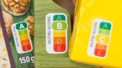 Die fünfstufige Lebensmittelkennzeichnung spiegelt den Nährwert eines Produktes innerhalb einer Produktkategorie wider. (Bild: Markus Mainka / AdobeStock)