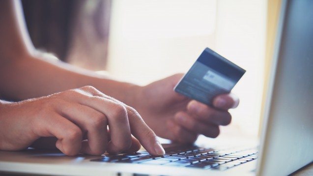 Viele Online-Anbieter verlangen bislang Gebühren für Zahlungen mit Kreditkarten. (Foto: Ivan Kruk / Fotolia)