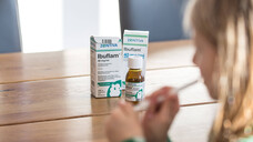 Was tun, wenn Fiebersäfte für Kinder nicht lieferbar sind? Für ältere Kinder kann auf Tabletten ausgewichen werden. (b/Foto: IMAGO / Fotostand)