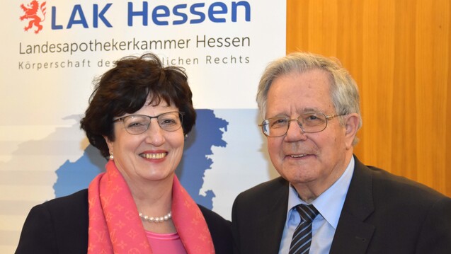 Auch
Professor Dr. med. Dr. rer. nat. Ernst Mutschler, hier mit Kammerpräsidentin
Ursula Funke, war als ehemaliger Sprecher der Akademie für pharmazeutische
Fortbildung der LAK Hessen bei der 100. Zentralen Fortbildung dabei. (c / Foto: LAK Hessen)