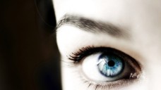 Ungetrübt: Die Augenlinse erhält ihre Brechkraft dank hochkonzentrierter Proteine. Diese müssen bis ins hohe Alter in gelöstem Zustand bleiben. (Foto: Jeremias Münch / Fotolia)